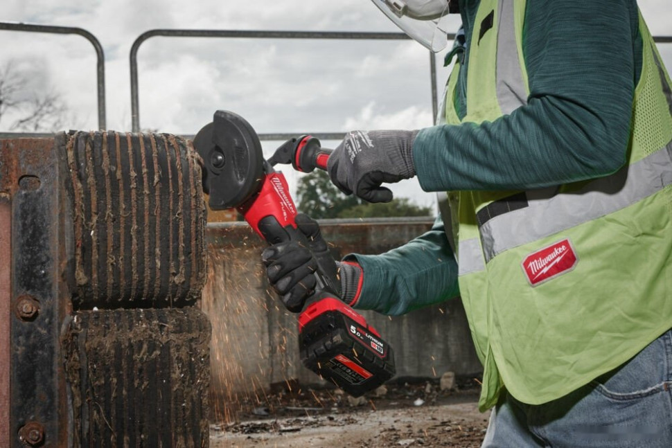 Угловая шлифмашина Milwaukee M18 Fuel One-Key M18FSAGSVO125X-0X 4933493552 (без АКБ, кейс)