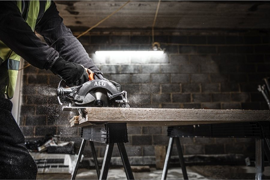 Дисковая (циркулярная) пила AEG Powertools BKS 18BL2-0 4935479661 (без АКБ)