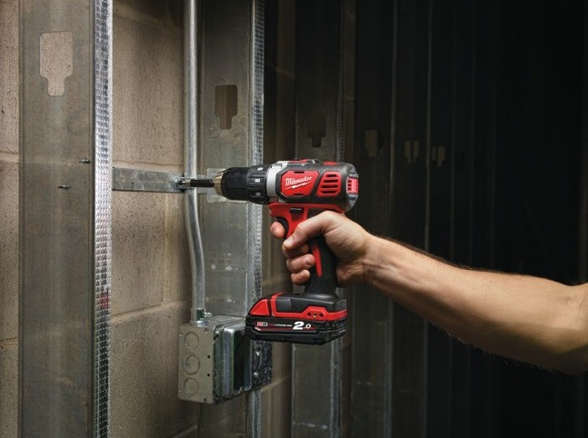 Дрель-шуруповерт Milwaukee M18 BDD-0