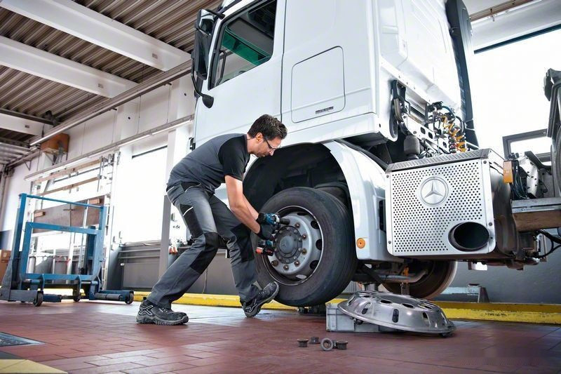 Гайковерт Bosch GDS 18V-1000 Professional 06019J8304 (с 2-мя АКБ, кейс)