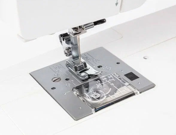 Швейная машина Janome Sewist 709